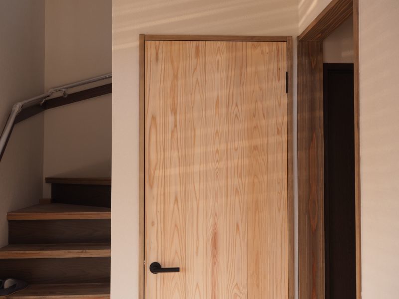 フラッシュ開き戸